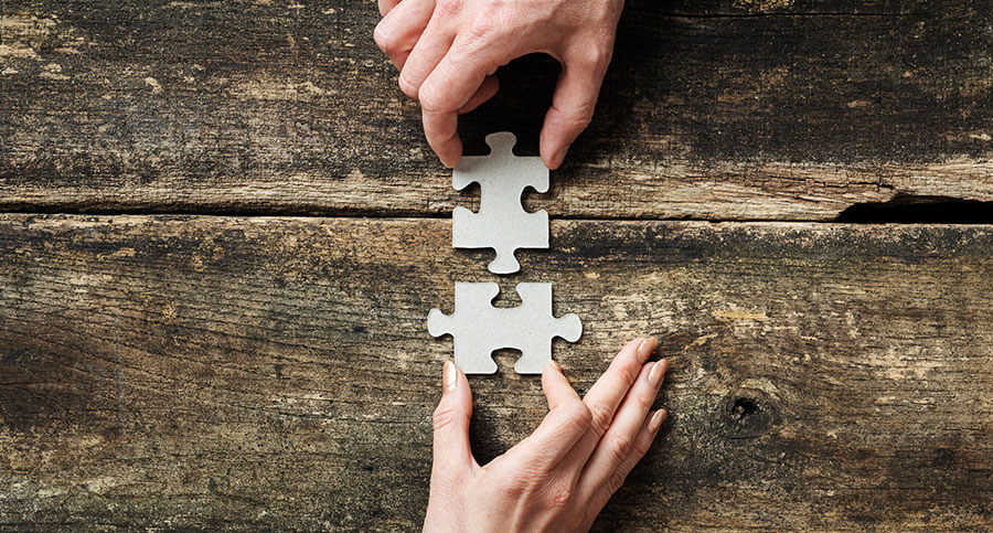 Puzzle zusammestellung von zwei Personen